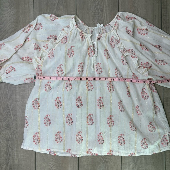 A Loves A White Blouse - Picture 4 of 6